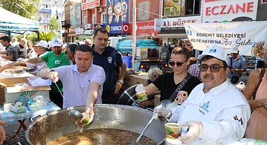 Edremit Belediyesi’nden 15 Bin Kişilik Aşure İkramı