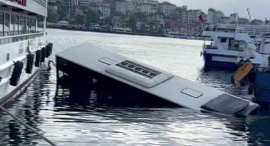 Eminönü'nde İETT otobüsü denize düştü