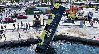 Eminönü'ne 6 saat sonunda otobüs denizden çıkarıldı