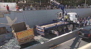 Freni boşalan kamyon, ticari aracın üstüne uçtu