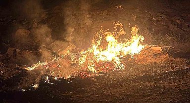 Gazipaşa'da çay kenarına bırakılan atıklar alev aldı