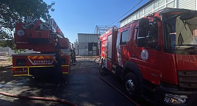 Gebze'de boya fabrikasının deposunda çıkan yangın söndürüldü