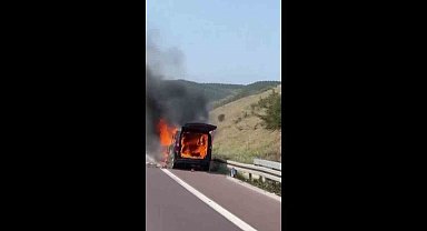 Hafif ticari araç otobanda alev alev yandı