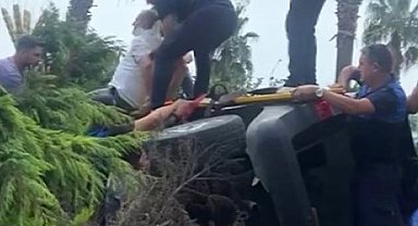 Hafif ticari aracın çarptığı ağaç üstüne devrildi: 1 yaralı