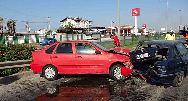 Hızını alamadı kırmızı ışıkta bekleyen araçlara daldı: 2 yaralı