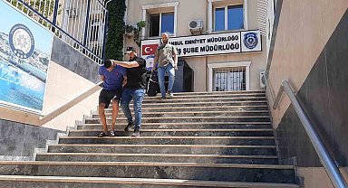 İstanbul'da bir AVM'de hırsızlık anı kamerada: Rahat tavırlarla kadının çantasını çalan şahıs yakalandı