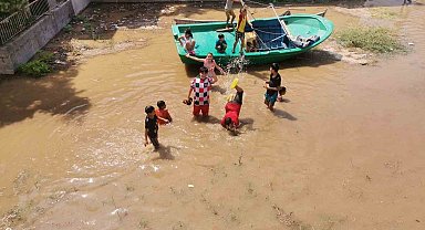 İzmir'de ana su borusu patladı: Çocuklar boş arsada yüzdü
