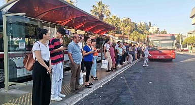 İzmir'de duraklarda ve trafikte grev yoğunluğu
