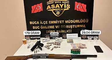 İzmir'de uyuşturucu evine polis baskını: 2 gözaltı