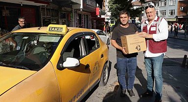 İzmit Belediyesi kentin dört bir yanında aşure dağıttı