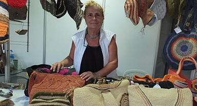 Kağıt İpten Çanta Ve Şapka Örerek İki Çocuğunu Üniversitede Okutuyor   