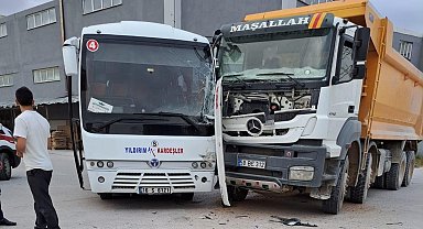 Kamyon ile minibüs çarpıştı: 1 yaralı