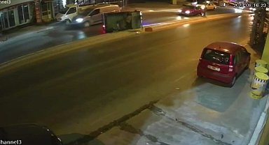 Kamyonet devrildi, kasadan yola düşen şahıslar ölümden döndü