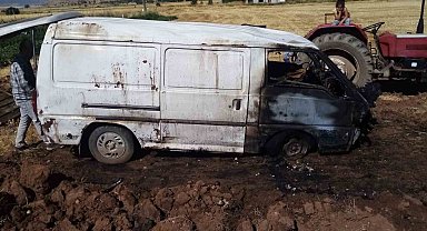 Kamyonet takla atıp alev aldı, sürücü vatandaşlar tarafından son anda kurtarıldı