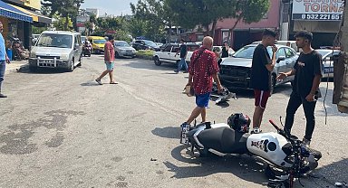 Kamyonetin altında kalan motosiklet sürücüsü kaskı sayesinde ölümden döndü