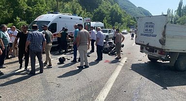 Kamyonetle çarpışan motosiklet sürücüsü kurtarılmadı