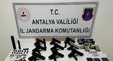 Kargoyla silah ticareti yapan baba ve oğluna jandarma operasyonu