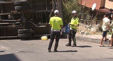 Kartal'da freni boşalan kamyonet yan attı: 2 yaralı