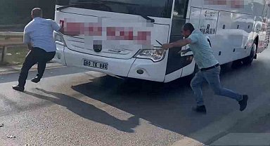 Otobüsün Önünü Kesti Elindeki Bıçak İle Muavini Kovaladı