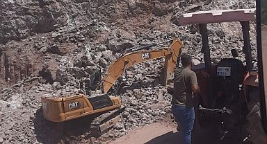 Kayaların iş makinesinin üzerine düşmesiyle operatör feci şekilde hayatını kaybetti