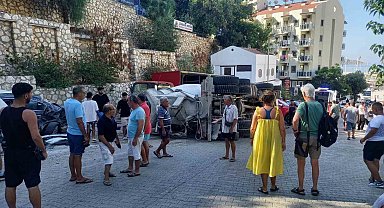 Kontrolden çıkan beton mikseri ortalığı savaş alanına çevirdi