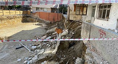 Küçükçekmece'de istinat duvarı çöktü, 2 bina tahliye edildi