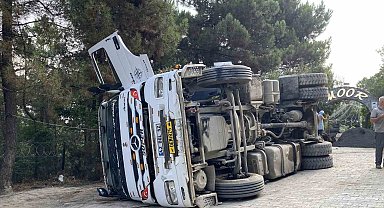 Maltepe'de mesire alanında hafriyat kamyonu devrildi: 2 işçi yaralandı