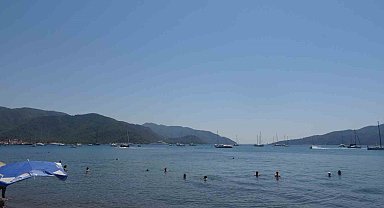 Marmaris'te denizdeki teknelerin çokluğu dikkat çekiyor