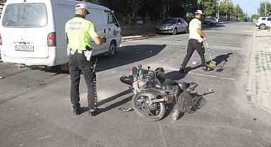 Minibüsle çarpışan motosikletin sürücüsü ağır yaralandı