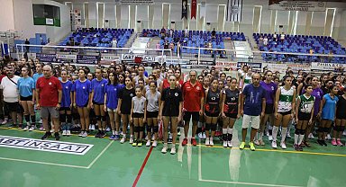 Minik voleybolcular Zafer Bayramı için oynadı