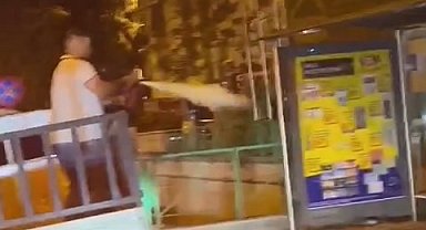 Otobüs durağında bekleyen kişiye yangın tüpü sıktılar