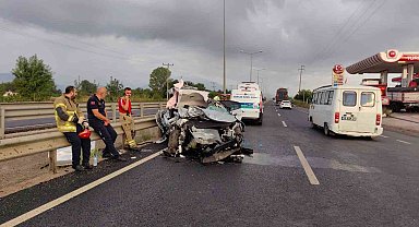 Otomobil sürücüsü tıra böyle çarptı: 1 kişi öldü, 3 kişi yaralandı