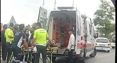 Otomobilin çarptığı motosikletli ağır yaralandı