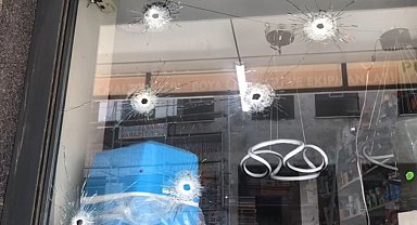 Sabah iş yerine gelen esnaf, dükkanını kurşunlanmış halde buldu