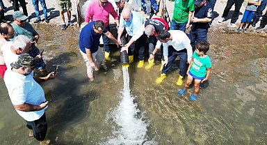 Sapanca Gölü'ne 100 bin balık salındı