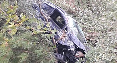 Şarampole uçan otomobilde 2 kişi yaralandı