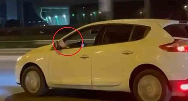 Sıcaklar Havalardan Bunaldı Ayağını Camdan Sarkıtarak Araç Sürdü