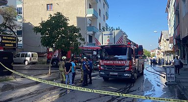 Sultanbeyli'de iki katlı binanın çatısı alev alev yandı
