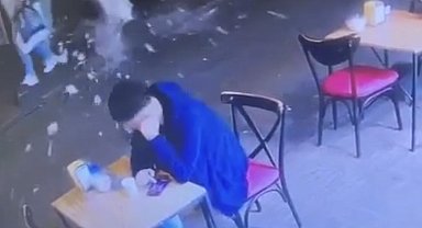 Taksim'de dehşet anları kamerada: Binadan kopan taşlar ailenin üstüne düştü