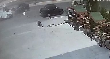 Tekeri kopan otomobil karşı şeride geçip 2 araca çarptı