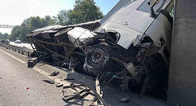 TEM'de lastiği patlayan tır köprü ayağına çarptı, zincirleme kaza beraberinde geldi