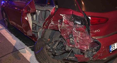 Ticari taksi otomobile arkadan çarptı: 2 yaralı