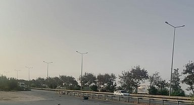 Tur minibüsü önce bariyere, sonra yayaya çarptı: 2 yaralı