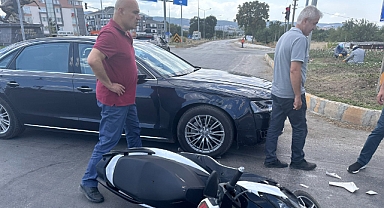 Turhan Çömez’in Arabasına Motor Çarptı 