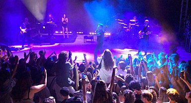 Türk Rock müziğinin ünlü sesi Teoman, Marmaris Amfi Tiyatro'da sevenleriyle buluştu