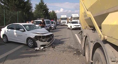 Tuzla'da otomobil ile hafriyat kamyonu çarpıştı: 3 yaralı