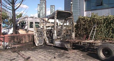 Ümraniye'de iş yerinin önündeki iki minibüs alevlere teslim oldu