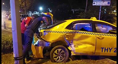 Üsküdar'da dolmuş ile taksi çarpıştı: 3 yaralı