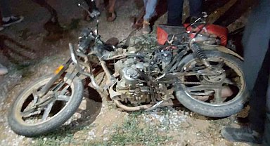 Yakıtı biten motosikleti iterken tırın çarpmasıyla yaralandılar