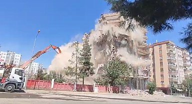 Yıkımı devam eden ağır hasarlı apartman ortadan ikiye ayrıldı